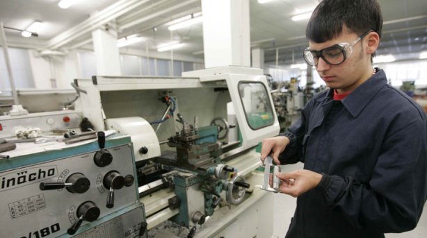 Un estudiante de FP, en un taller. (Alex Larretxi) La Formación Profesional sigue siendo mayoritariamente masculina en Navarra en ciclos de FP de Grado Medio y FP Superior son hombres (el 57%) frente al 42% de mujeres